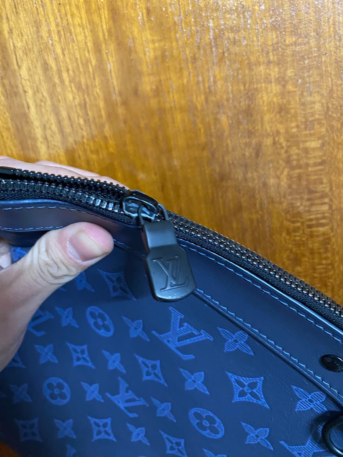 루이비통 이클립스 쉐도우 포쉐트 디스커버리 클러치 네이비 상품이미지8