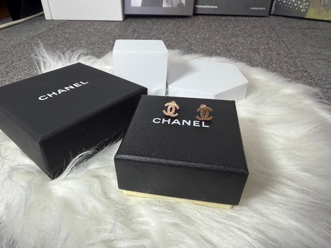 샤넬 심플 로즈골드 이어링 상품이미지4