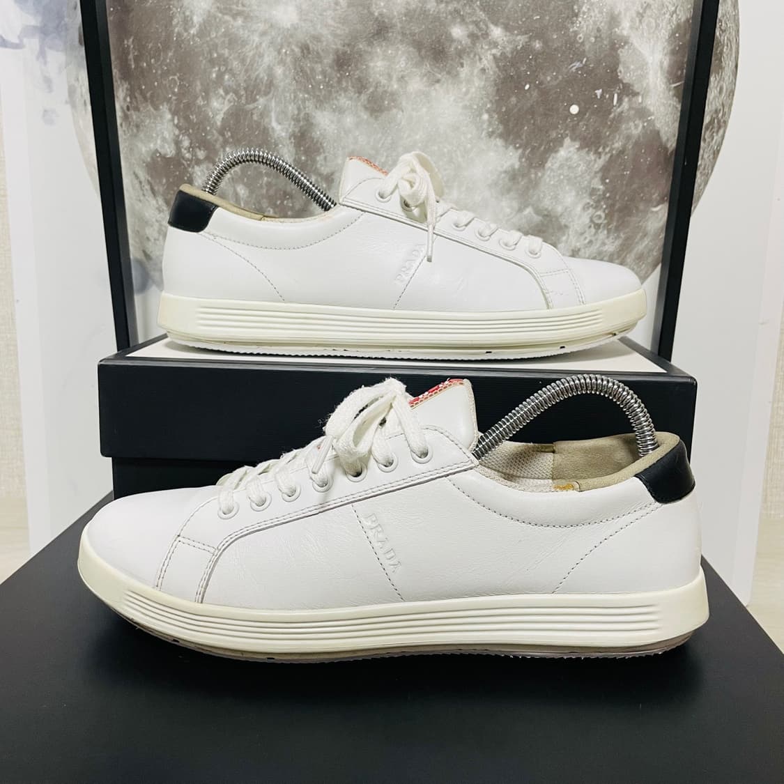 정품 7) 프라다 화이트 로고 스니커즈 270~275 상품이미지2