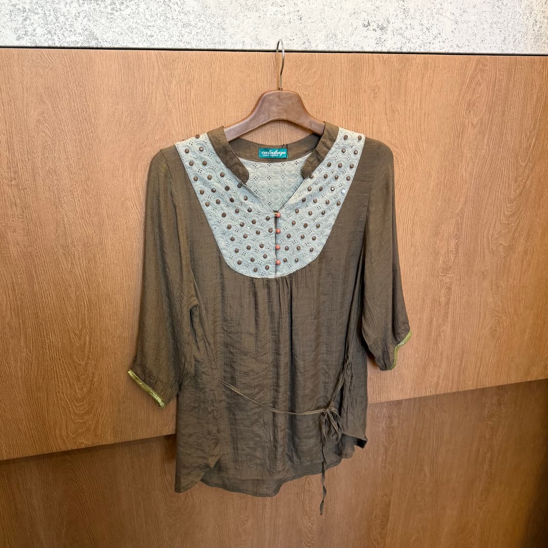 빈티지 브이넥 롱 블라우스 스터드 장식 타이 스트랩 디테일 루즈핏 브라운 상품이미지1