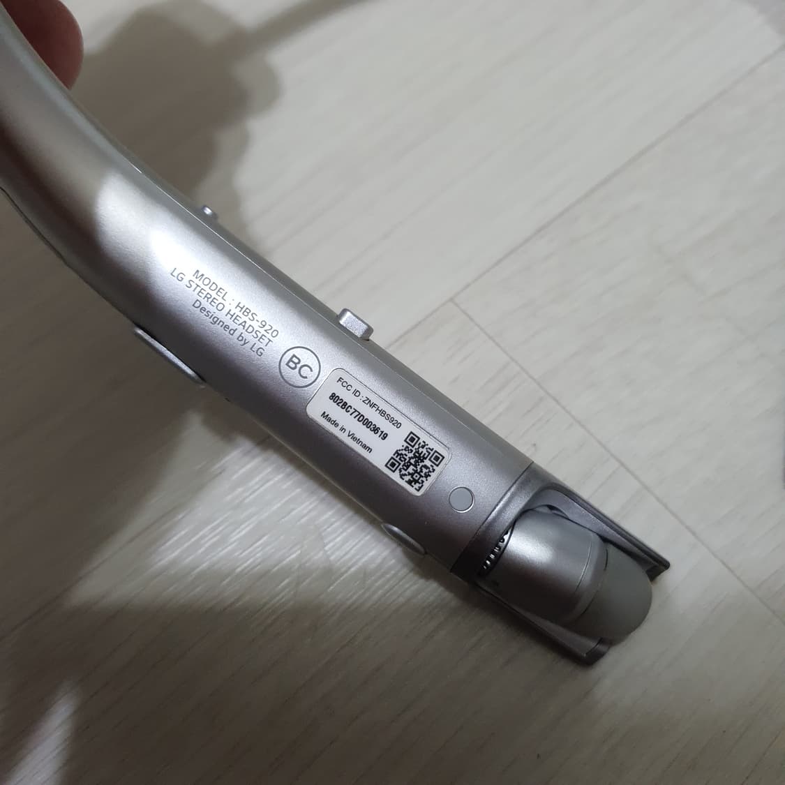 LG HBS-920 넥밴드 이어폰 실버 색상 상품이미지3