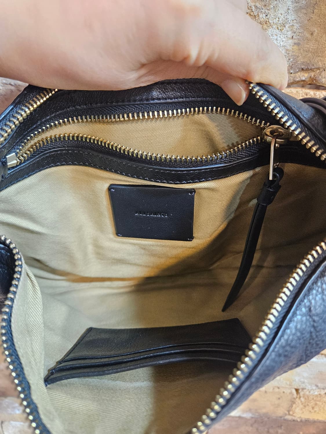 올세인츠 블랙 가죽 크로스백 상품이미지4