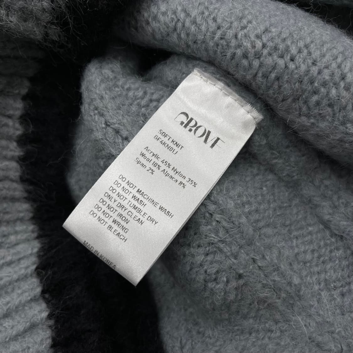 그로브 블랙 배색 딥소라 카라 니트 상품이미지5