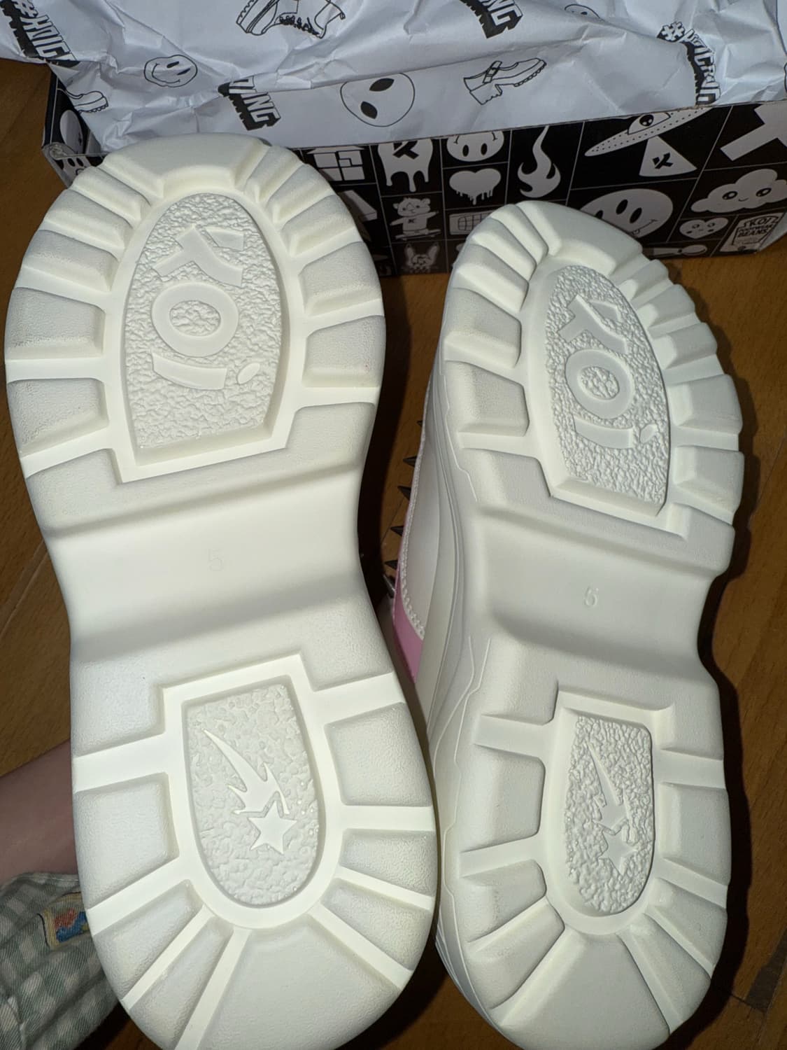 Koifootwear 화이트 핑크 스터드 슈즈 5사이즈 상품이미지6