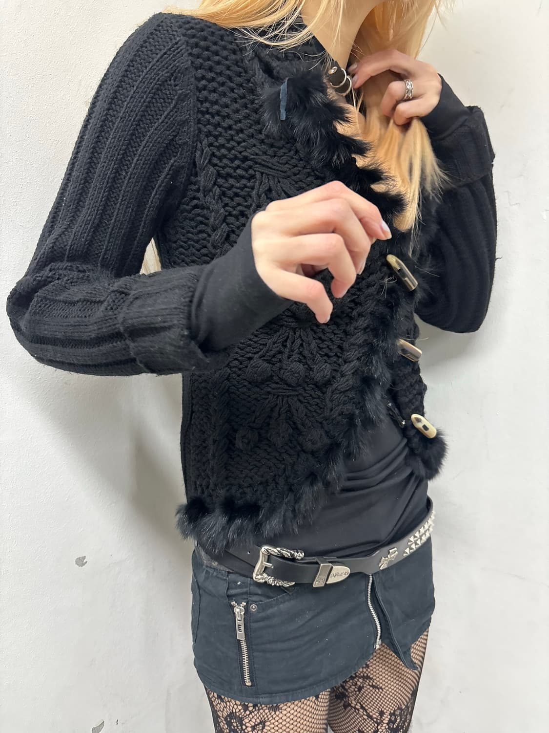 슬림핏 폼폼 꽈베기 니트 떡볶이 가디건 상품이미지1