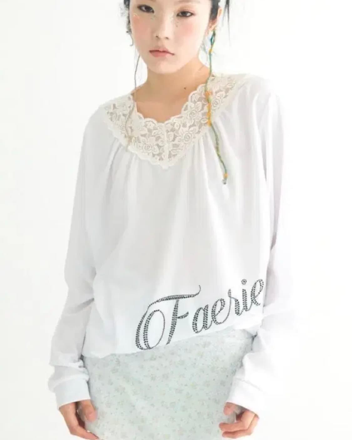 구해요) 샵페어리 레이스 브이넥 티셔츠  상품이미지1