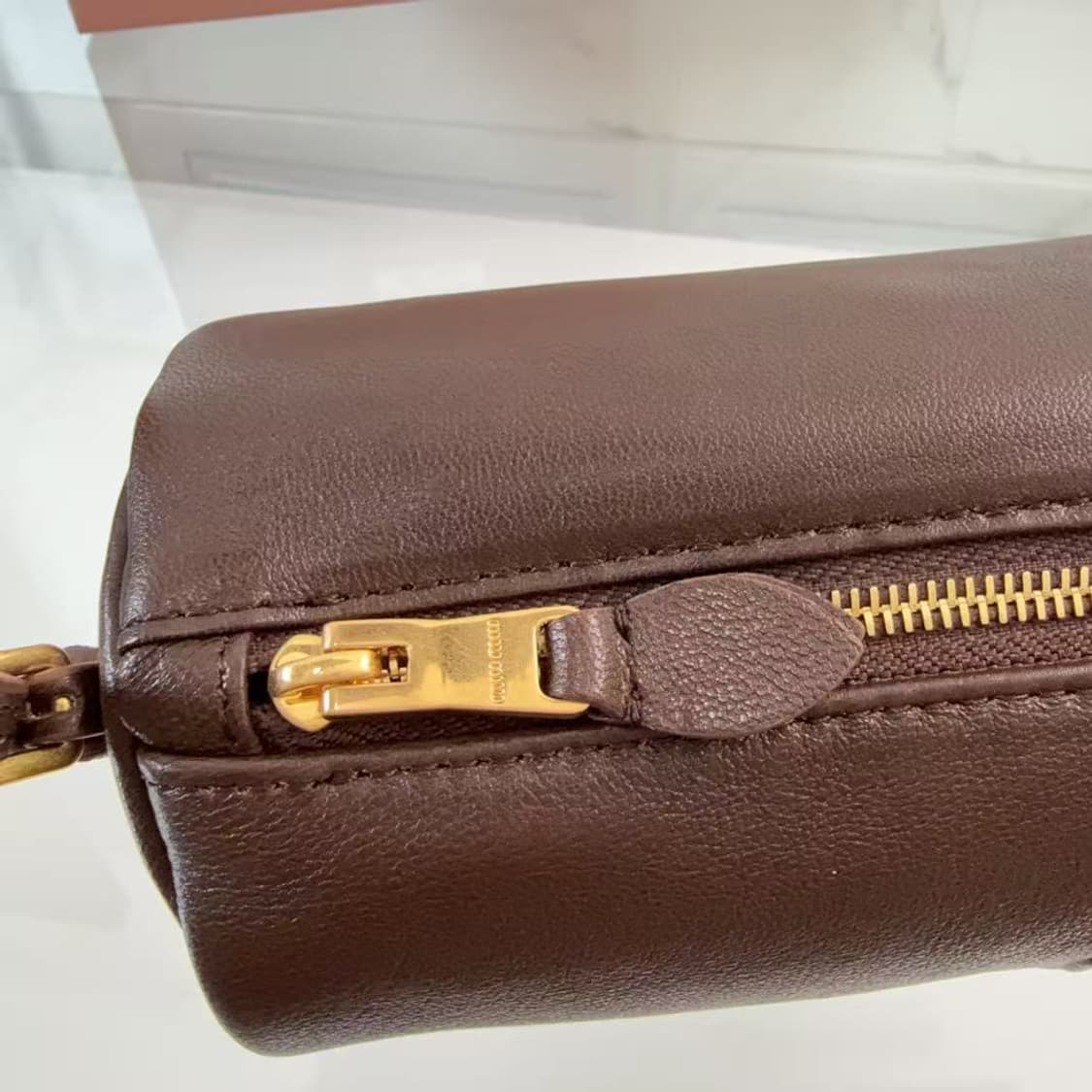 미우 미우 나파 레더 미니 파우치 오크 상품이미지3