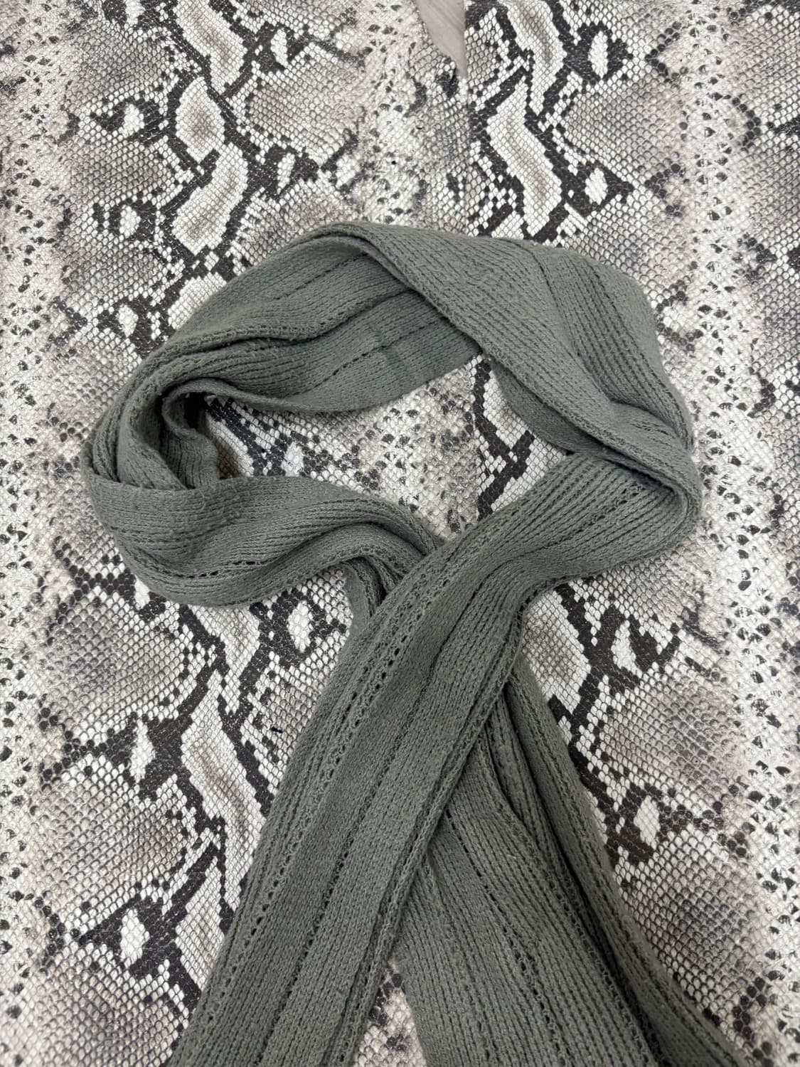 “Vintage” Grunge Mood Grey Scarf 상품이미지3