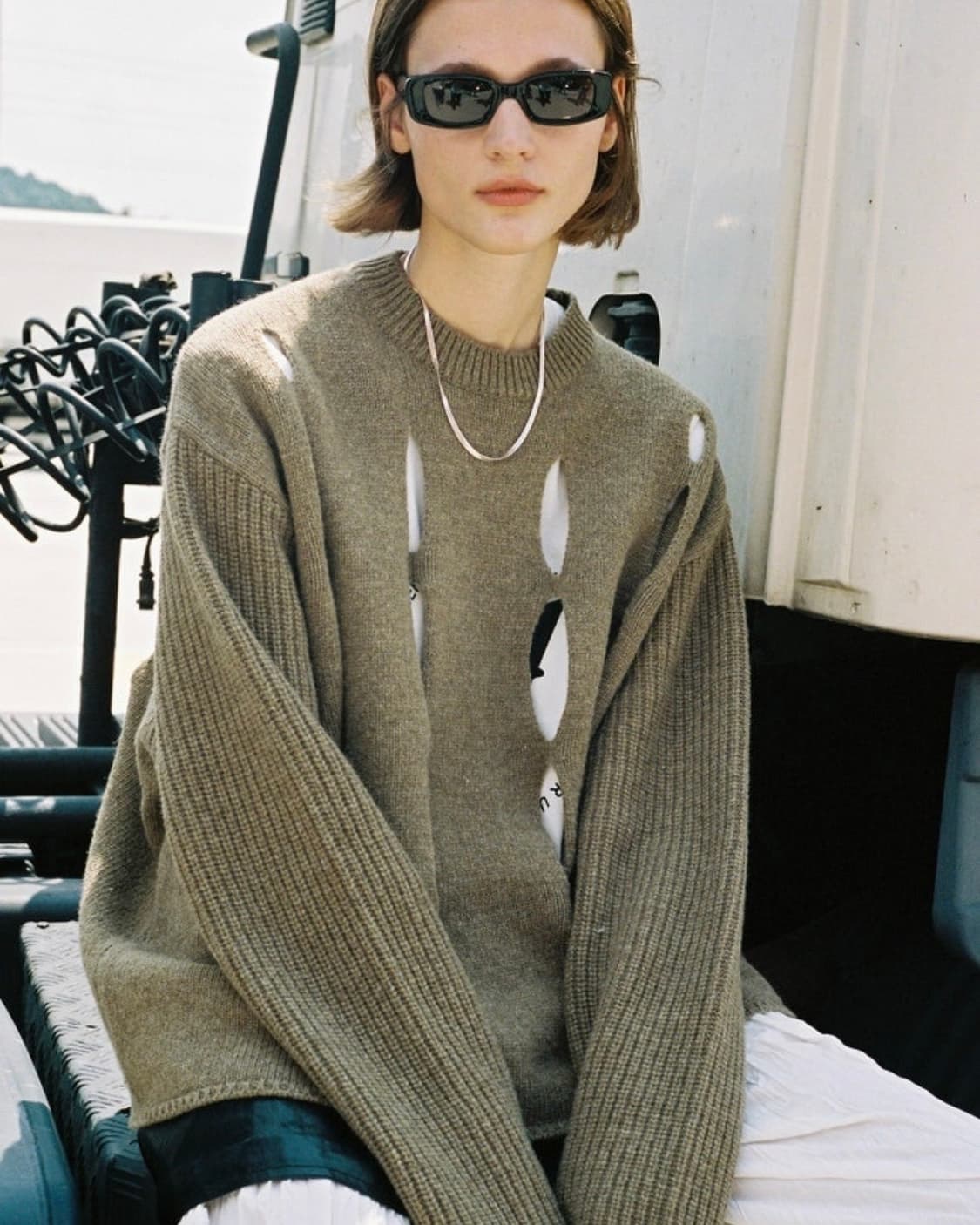 더오픈프로덕트 버티컬 컷아웃 니트 카키 상품이미지2