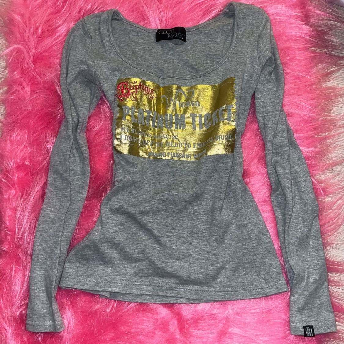 Cecil McBee 오네갸루 와투케 골드 레터링 슬림핏 긴팔탑 상품이미지1