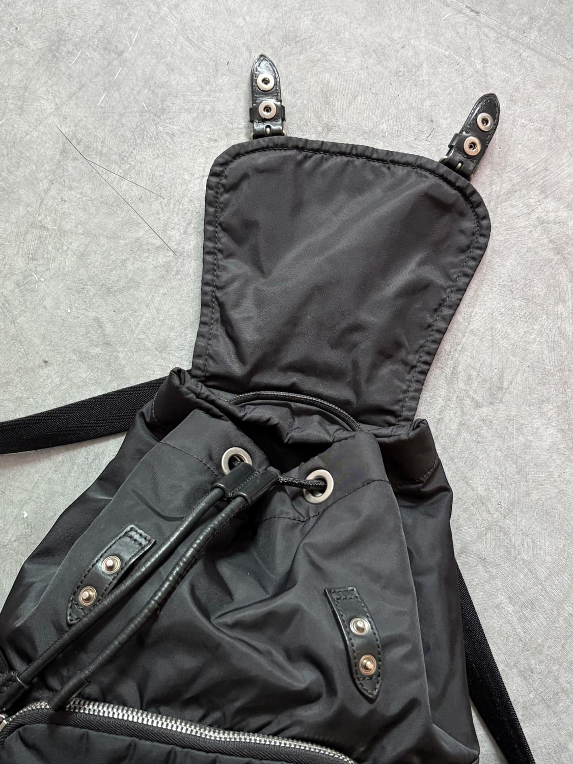 Burberry 버버리 블랙 컬러 미디엄 나일론 백팩 상품이미지6