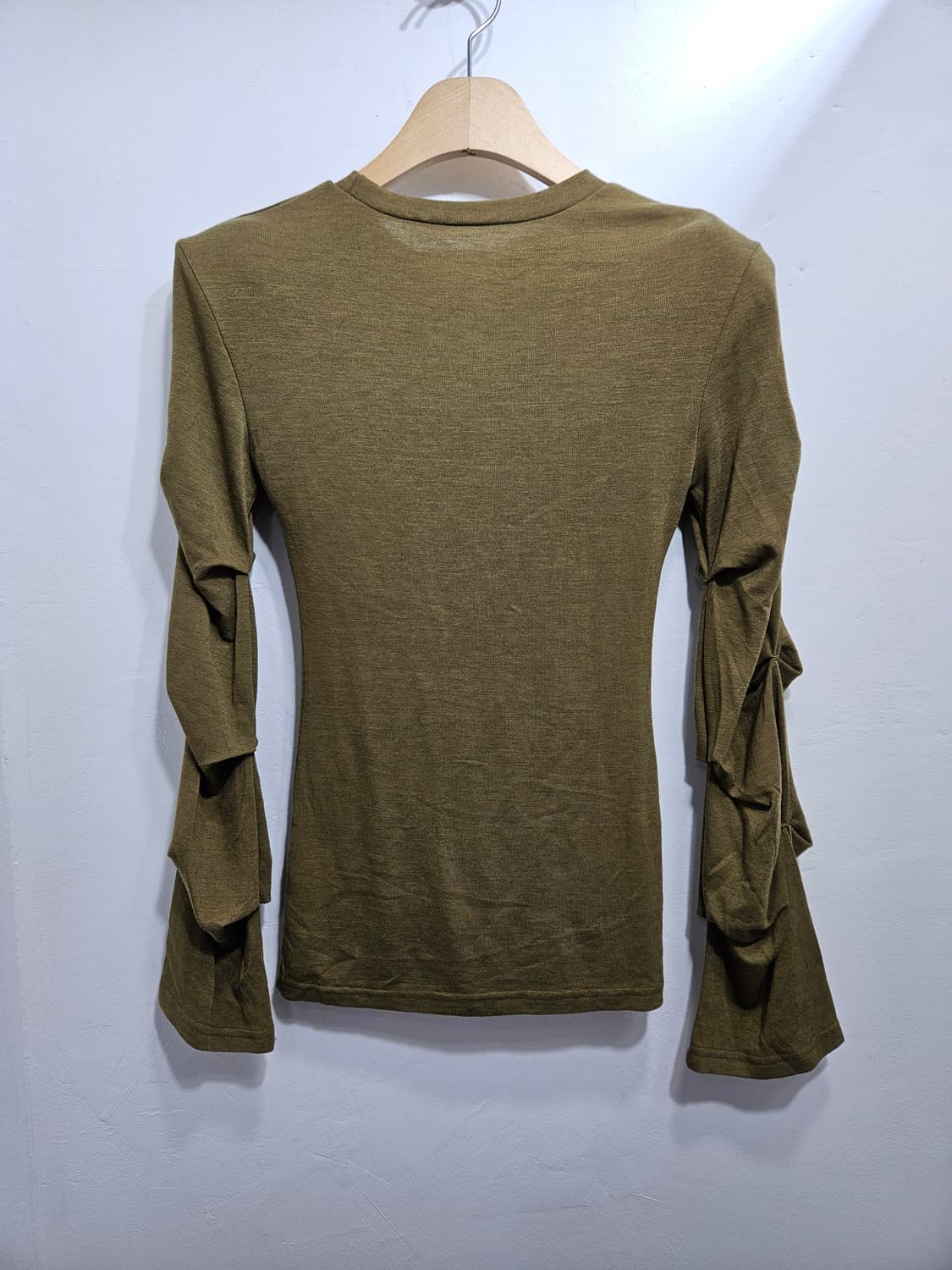 카키색 어깨패드 긴팔 셔링 티셔츠 [미사용] 상품이미지6