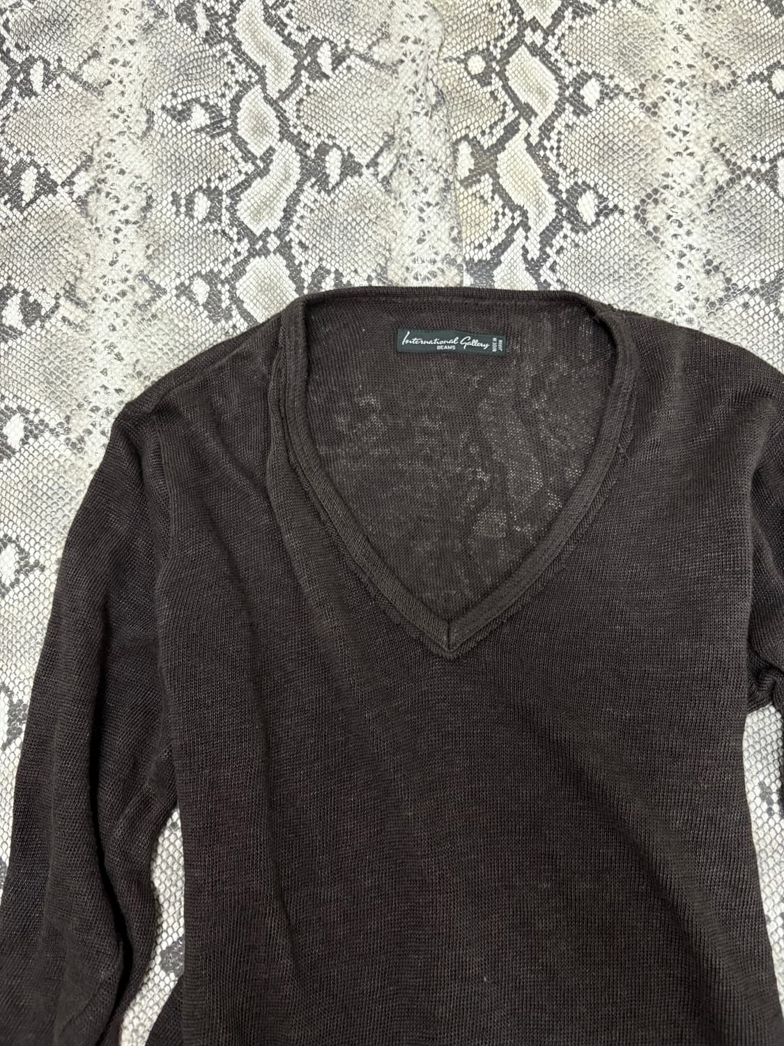 “Beams” Minimal Mood Brown V-Neck Sleeve 상품이미지5