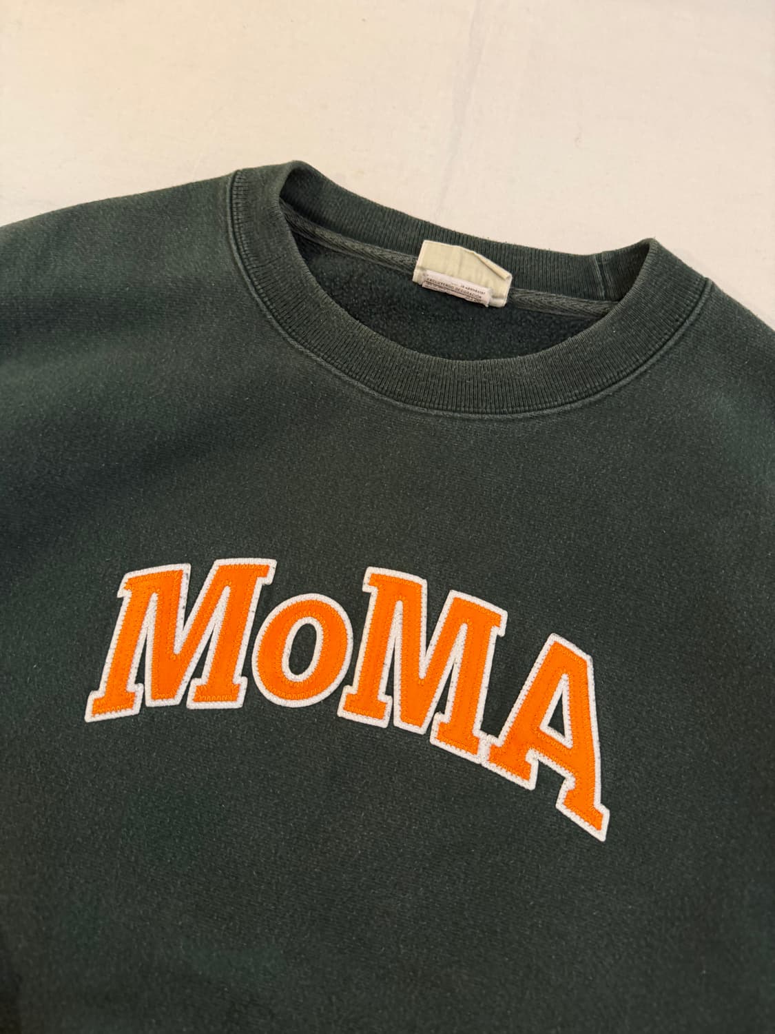 챔피온 X MoMA 리버스위브 맨투맨 스웻셔츠 말차 그린 상품이미지3