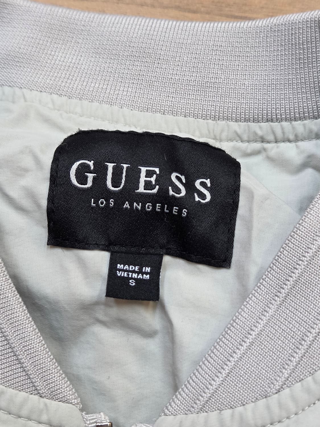 아이보리 색상의 얇은 톤 GUESS 봄 자켓입니다. 사이즈는 S이고 가슴 상품이미지3