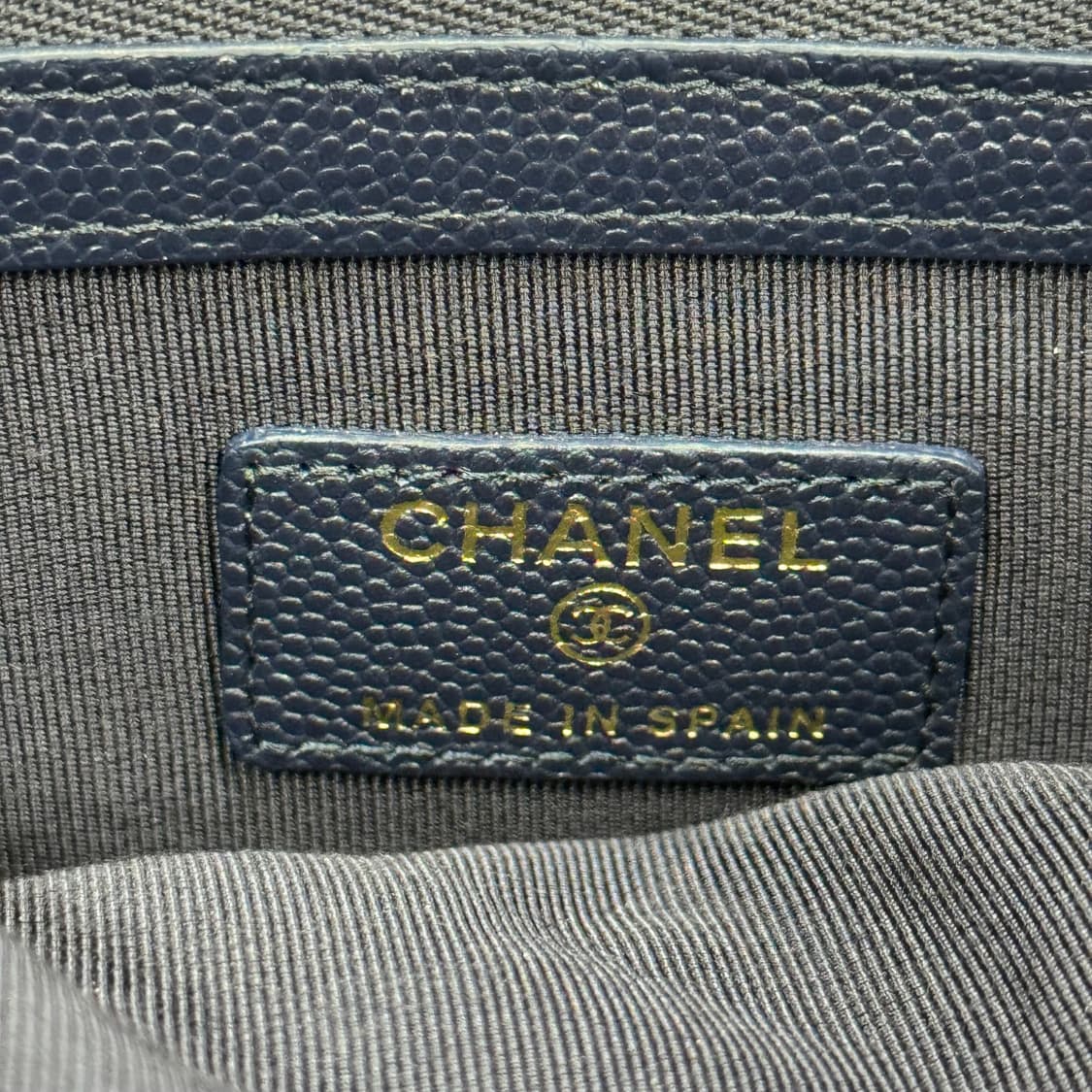 풀구성 샤넬 클래식 캐비어 뉴미듐 클러치 금장 네이비 상품이미지6