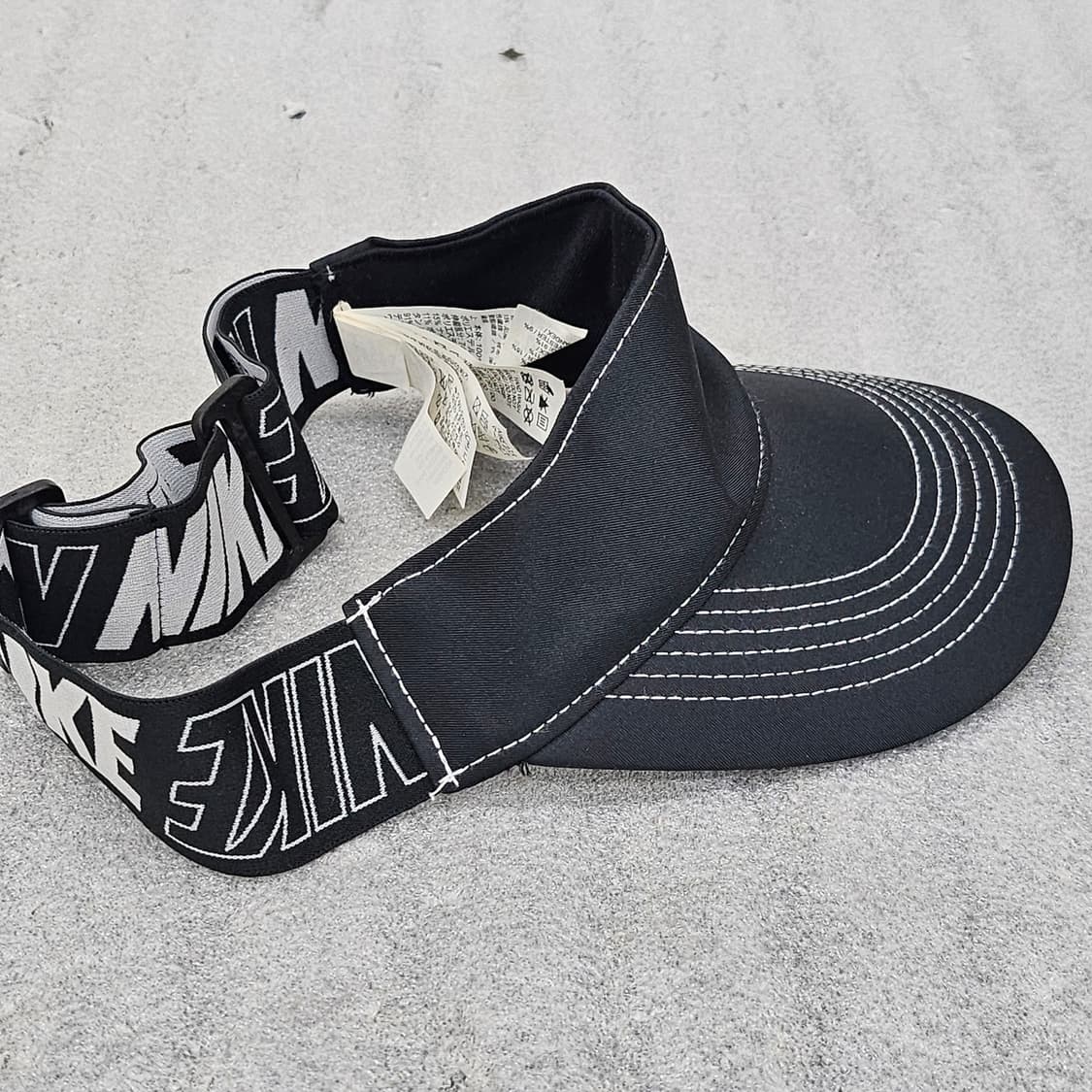 나이키 로고가 돋보이는 블랙 색상의 썬캡 상품이미지4