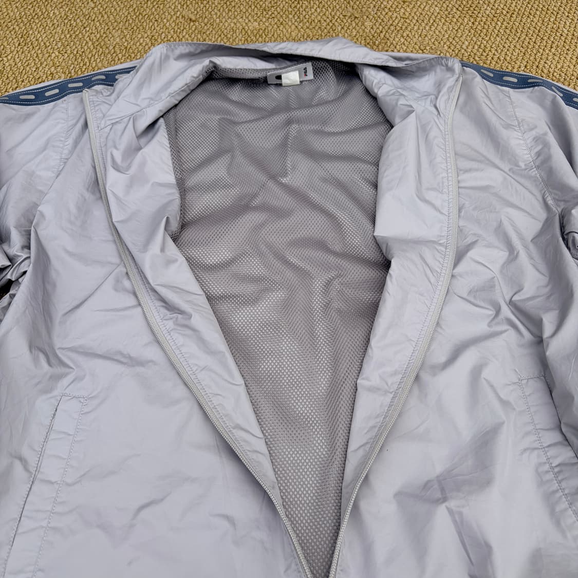 일본판)FILA휠라 라이트 그레이 사이드라인 바람막이(3XL) 상품이미지4