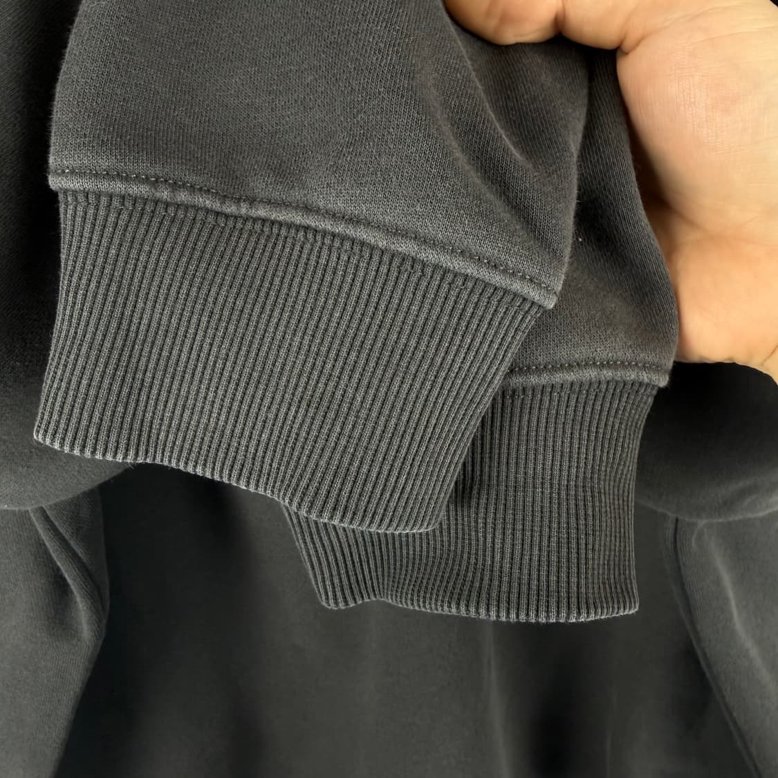  (무료배송)95) 뉴발란스 백 프린팅 맨투맨 차콜 상품이미지4