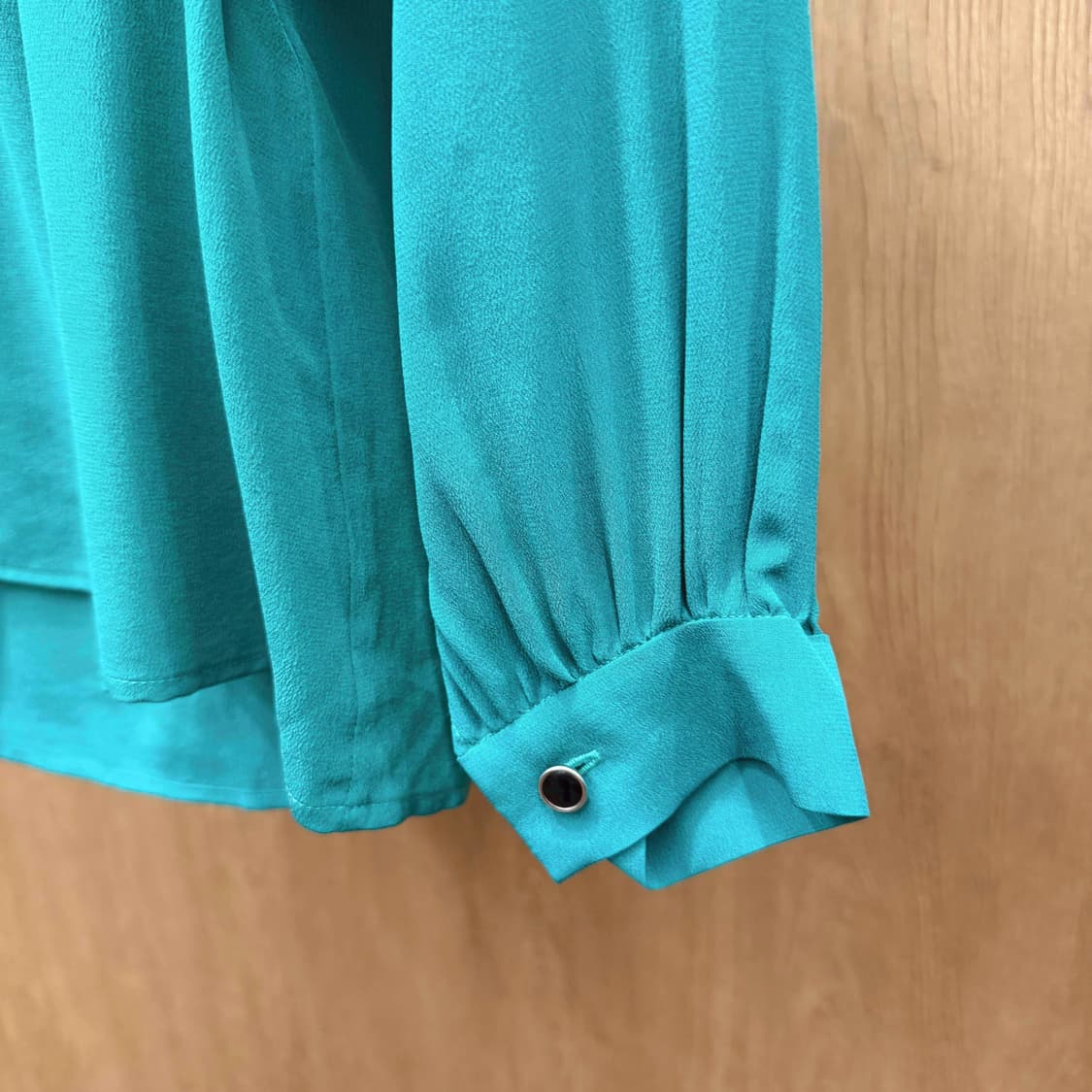 마쥬 브이넥 블라우스 셔링 소매 버튼 디테일 플레어 핏 그린 상품이미지6