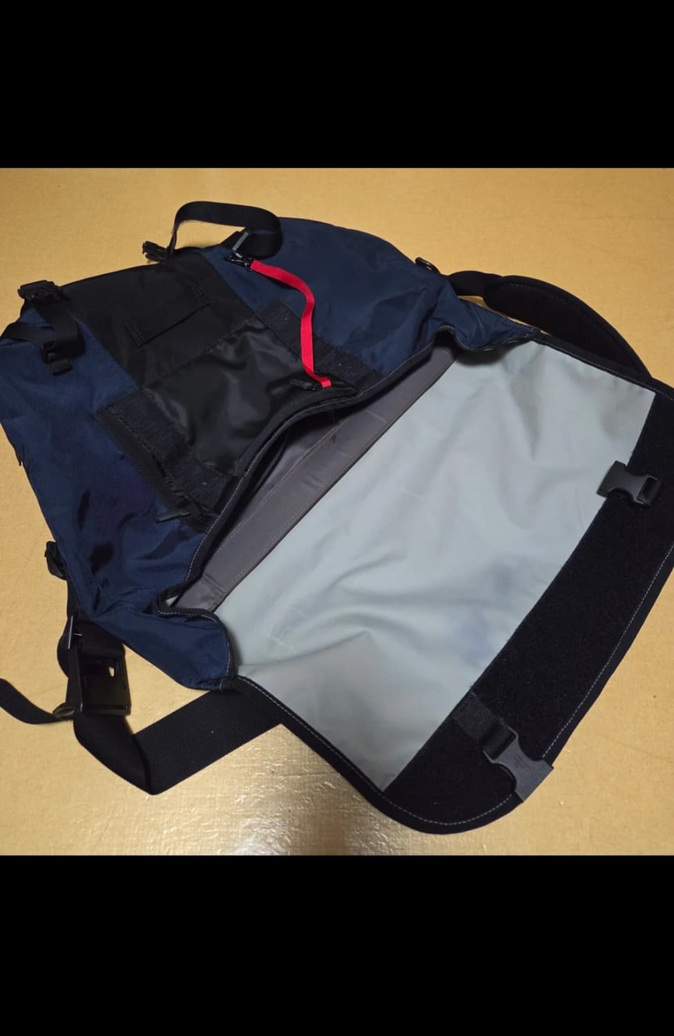 팀벅2 메신저백 네이비/블랙 상품이미지2