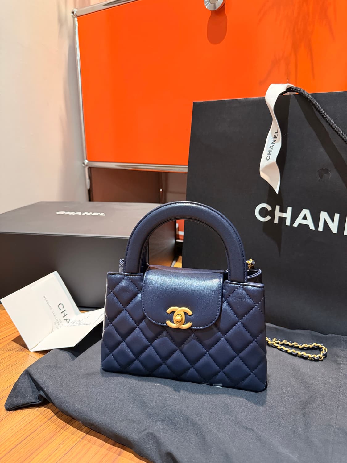 샤넬 캘리백 네이비 팝니다. 상품이미지1