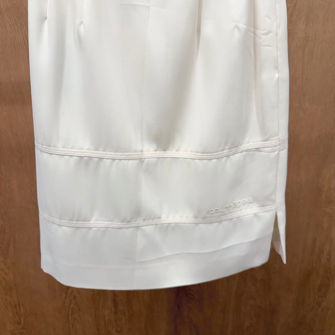 꾸레쥬 미디 스커트 로고 자수 사이드 슬릿 라인 디테일 A라인 화이트 상품이미지5