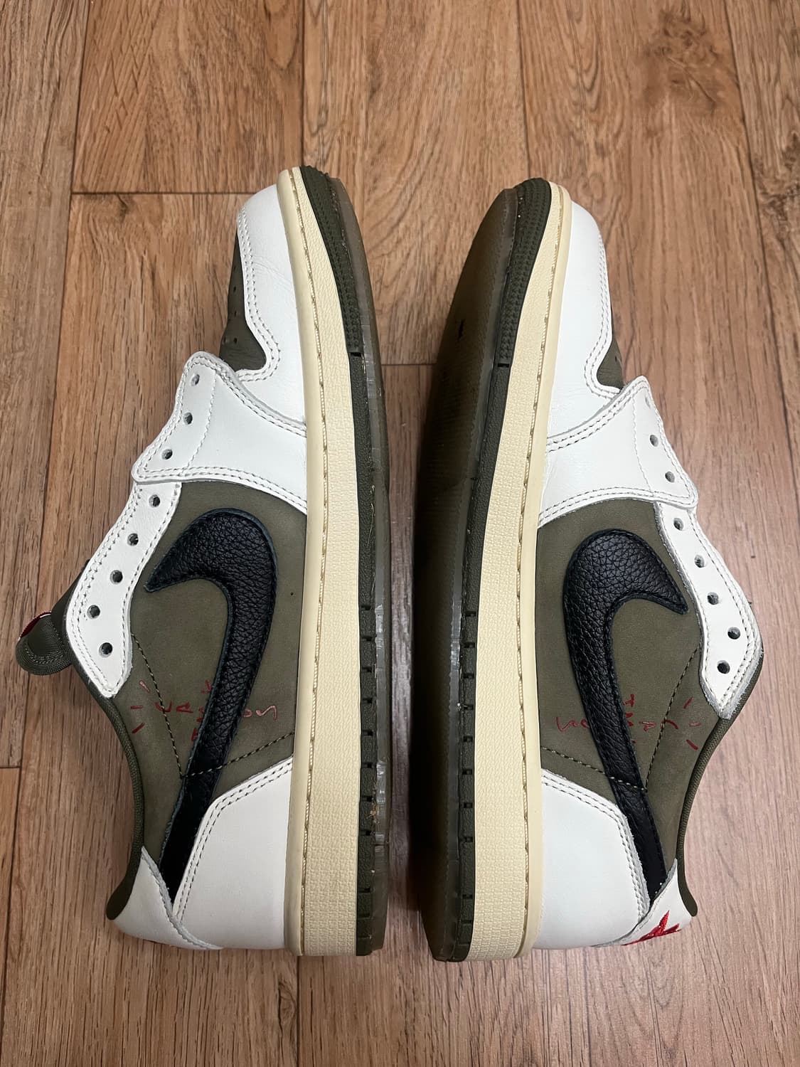 ( 260 ) 조던1 X 트레비스 스캇 레트로 로우OG 리버스 올리브 상품이미지3