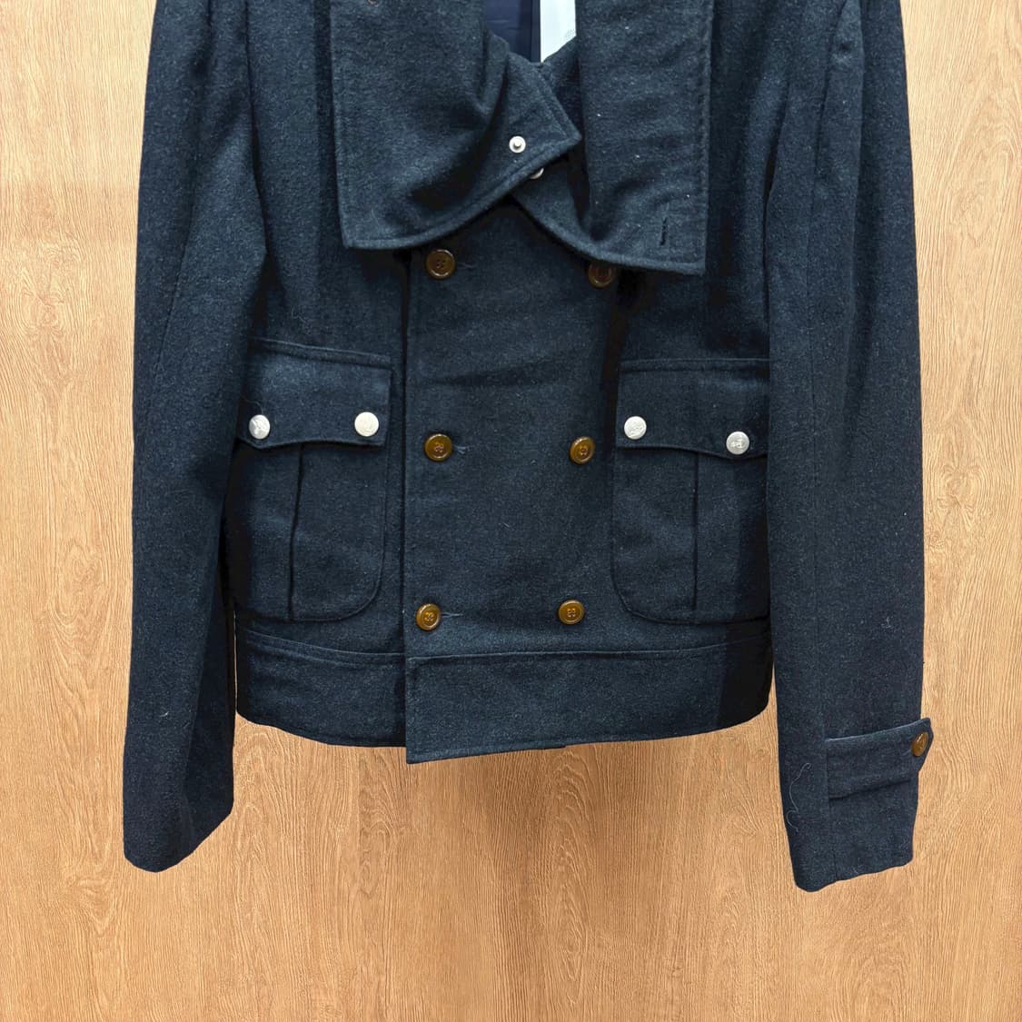 비비안 웨스트우드 더블 브레스트 숏 코트 오버사이즈 카라 디테일 네이비 상품이미지5