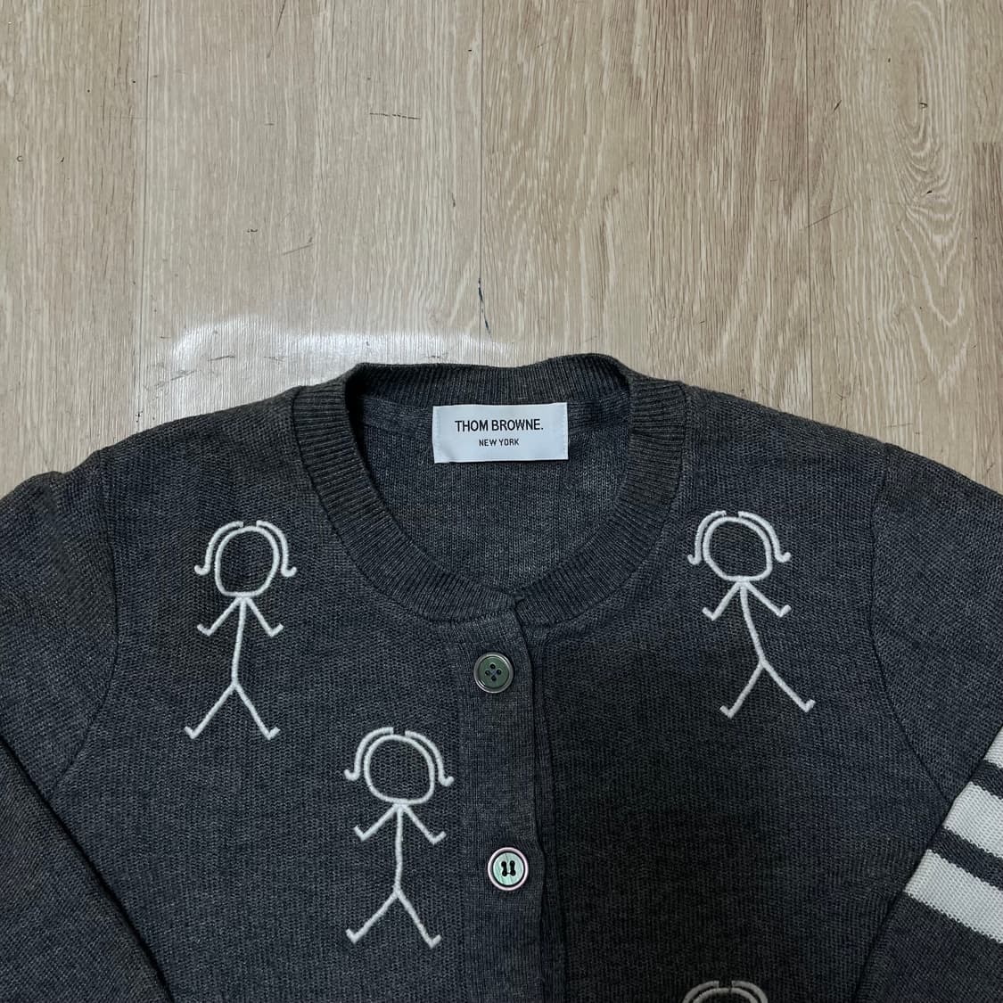 톰브라운 여성 미스터 톰 자수 사선 완장 가디건 상품이미지5