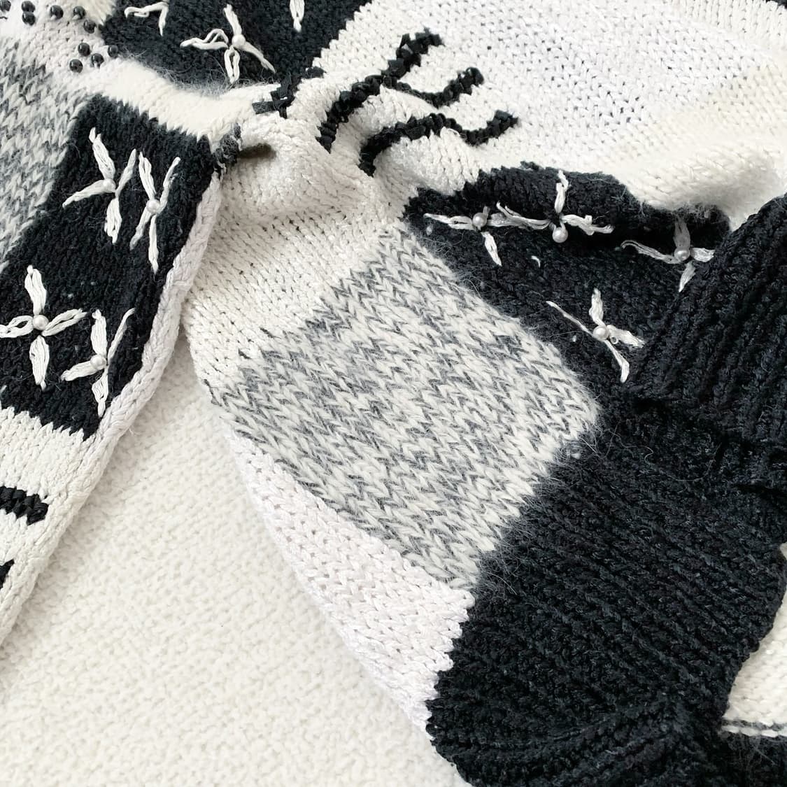 무채색 패치 진주 루즈핏 니트 상품이미지3