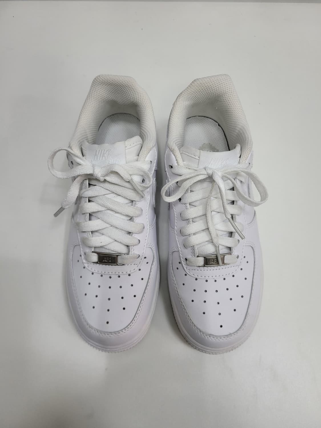 나이키 에어포스1 '07로우 화이트 스니커즈 / 230사이즈
 상품이미지3