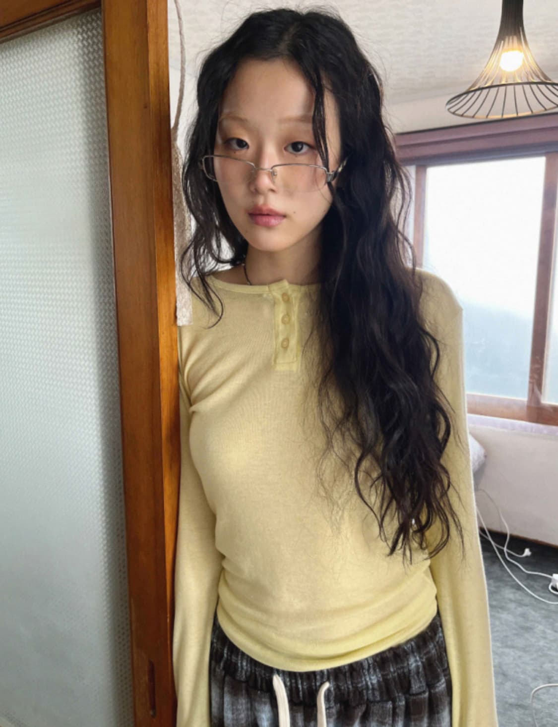 김아홉 에센셜 시어버튼 티 헨리넥 롱슬리브 상품이미지1
