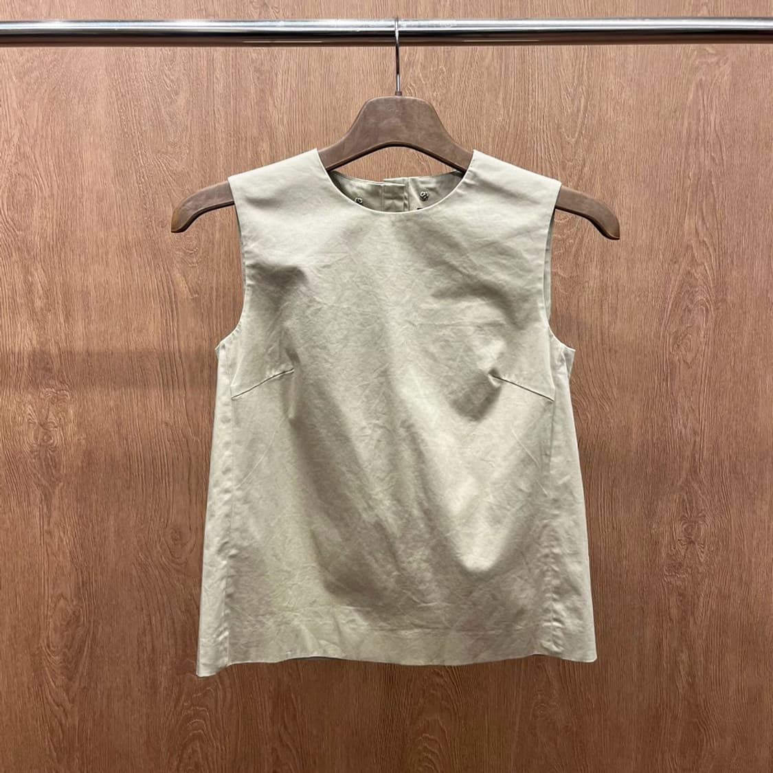 띠어리 코튼 베스트 백 버튼 클로징 사이드 사선 절개 디테일 베이지 상품이미지2