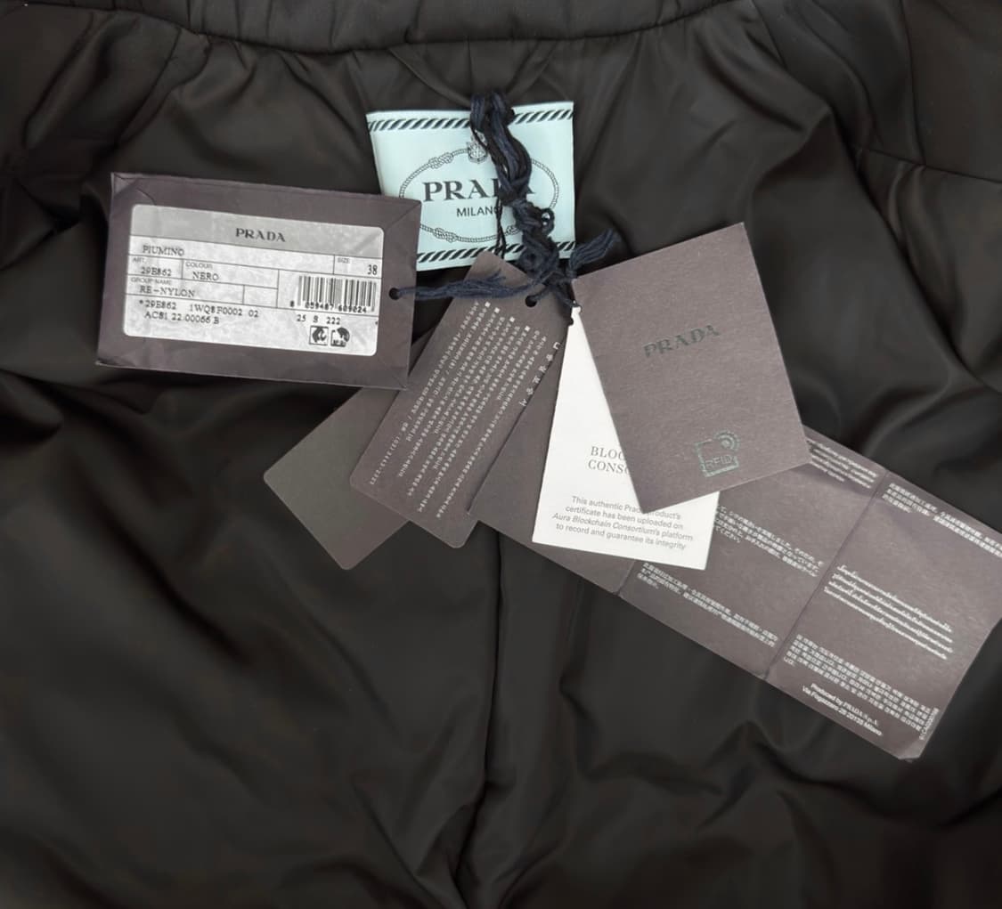 [38] 프라다 여성 리나일론 삼각로고 다운 벨트 롱 패딩 코트 블랙 상품이미지9