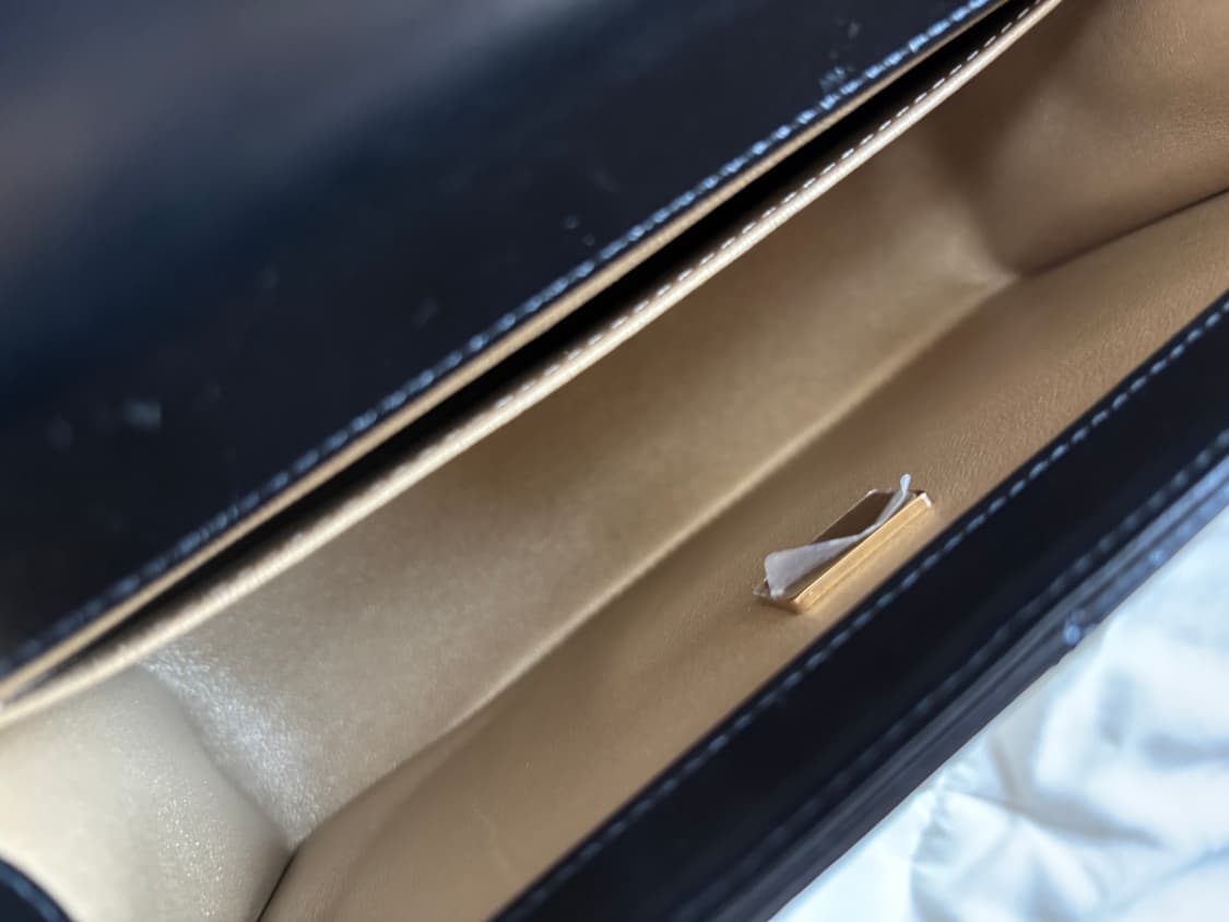 샤넬 스몰 플랩백 카프스킨 & 골드 메탈 블랙 상품이미지7