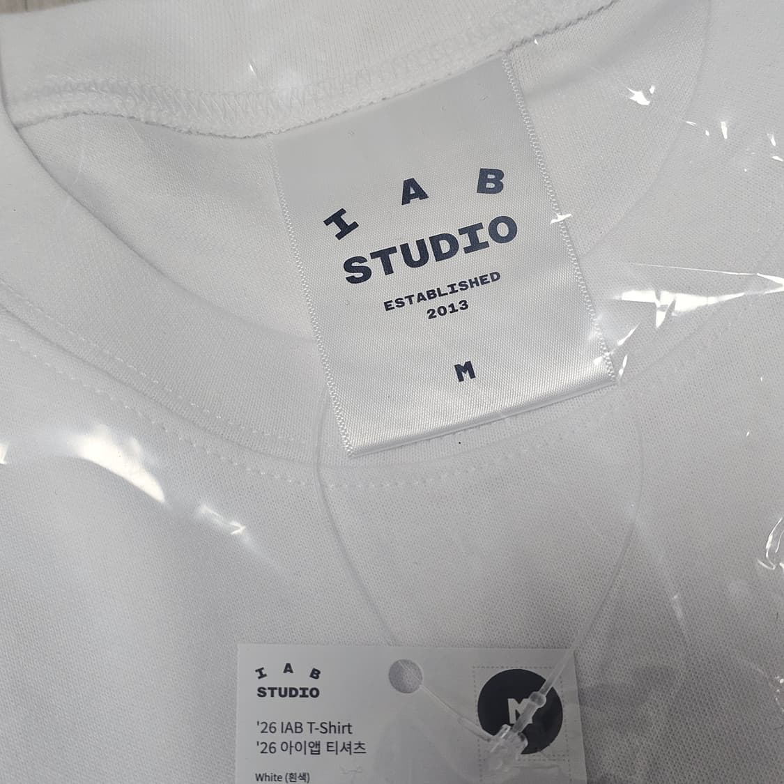 (새제품M L) 2026 아이앱스튜디오 반팔 티셔츠 화이트 네이비 상품이미지7