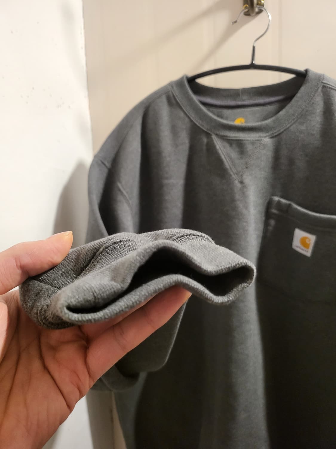 [100]칼하트 포켓 맨투맨 차콜 M 상품이미지5