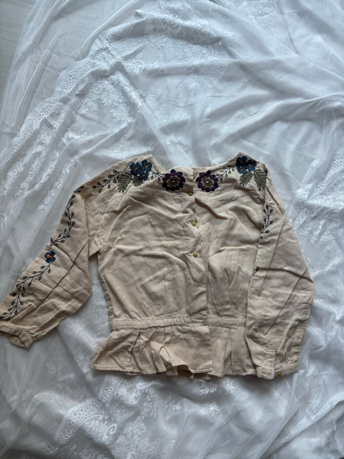 오리엔탈 베이지 프릴 블라우스 상품이미지1