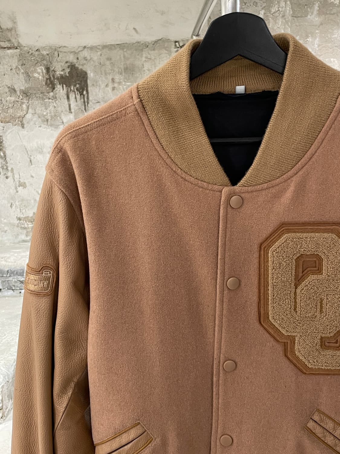 오프닝 세레모니 베이지 oc tonal 바시티 자켓 상품이미지3