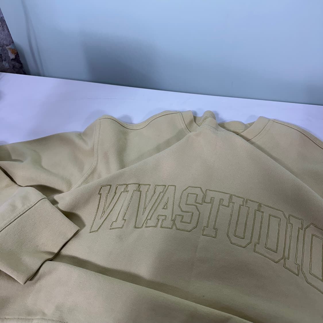 M 비바스튜디오 웜옐로우 오버핏 빅자수 스웻 맨투맨 상품이미지1