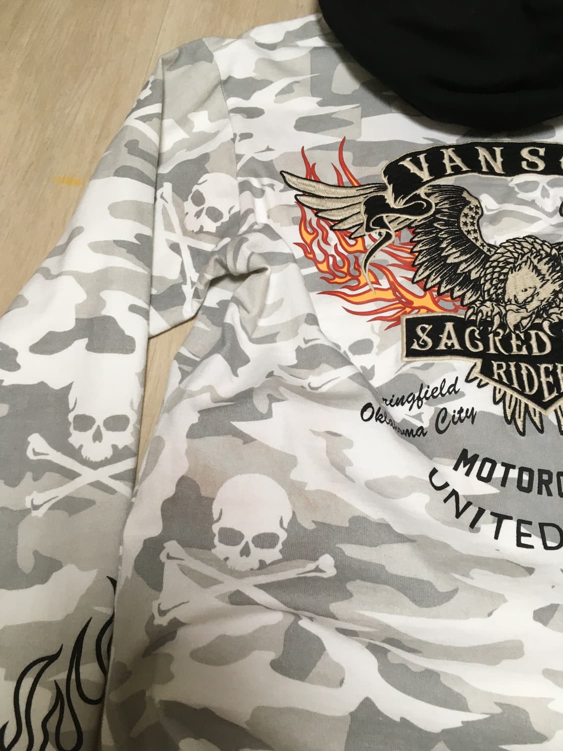 밴슨 스컬카모 자수 후드 롱슬리브 상품이미지6