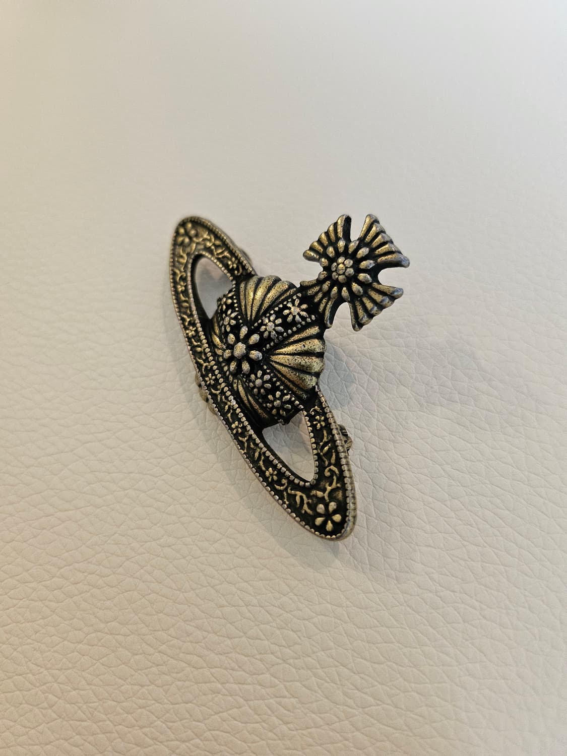 비비안웨스트우드 업사이클링 엔틱 브로치 상품이미지2