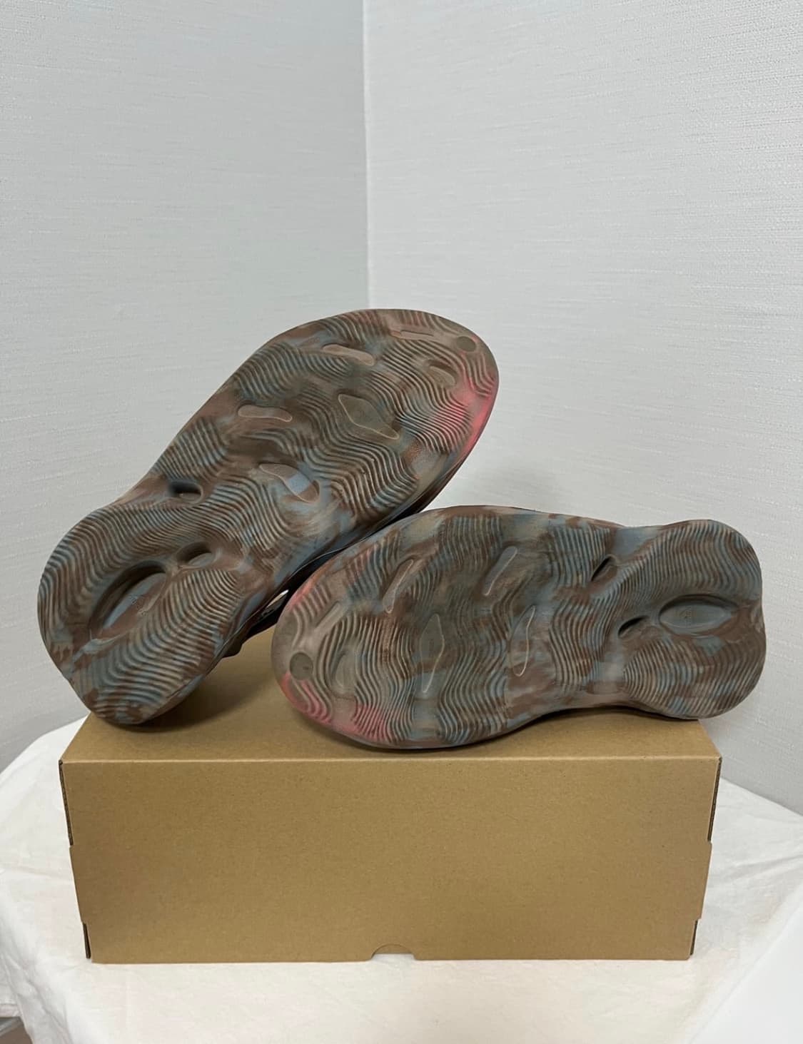 아디다스 이지 폼 러너 믹스 샌드 그레이 285 상품이미지5