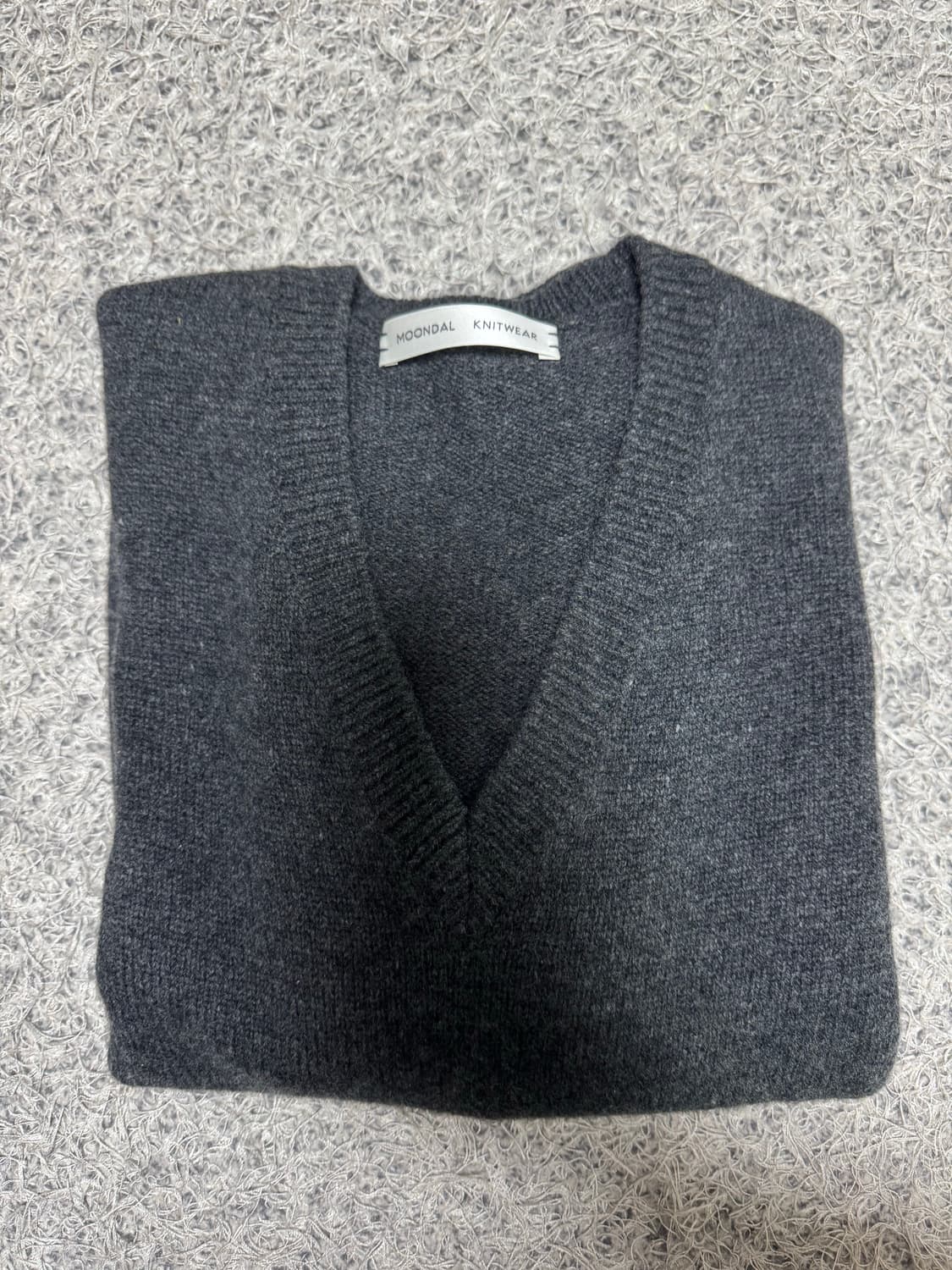 문달 24 Deep V-Neck Knit 브이넥니트 차콜 상품이미지2