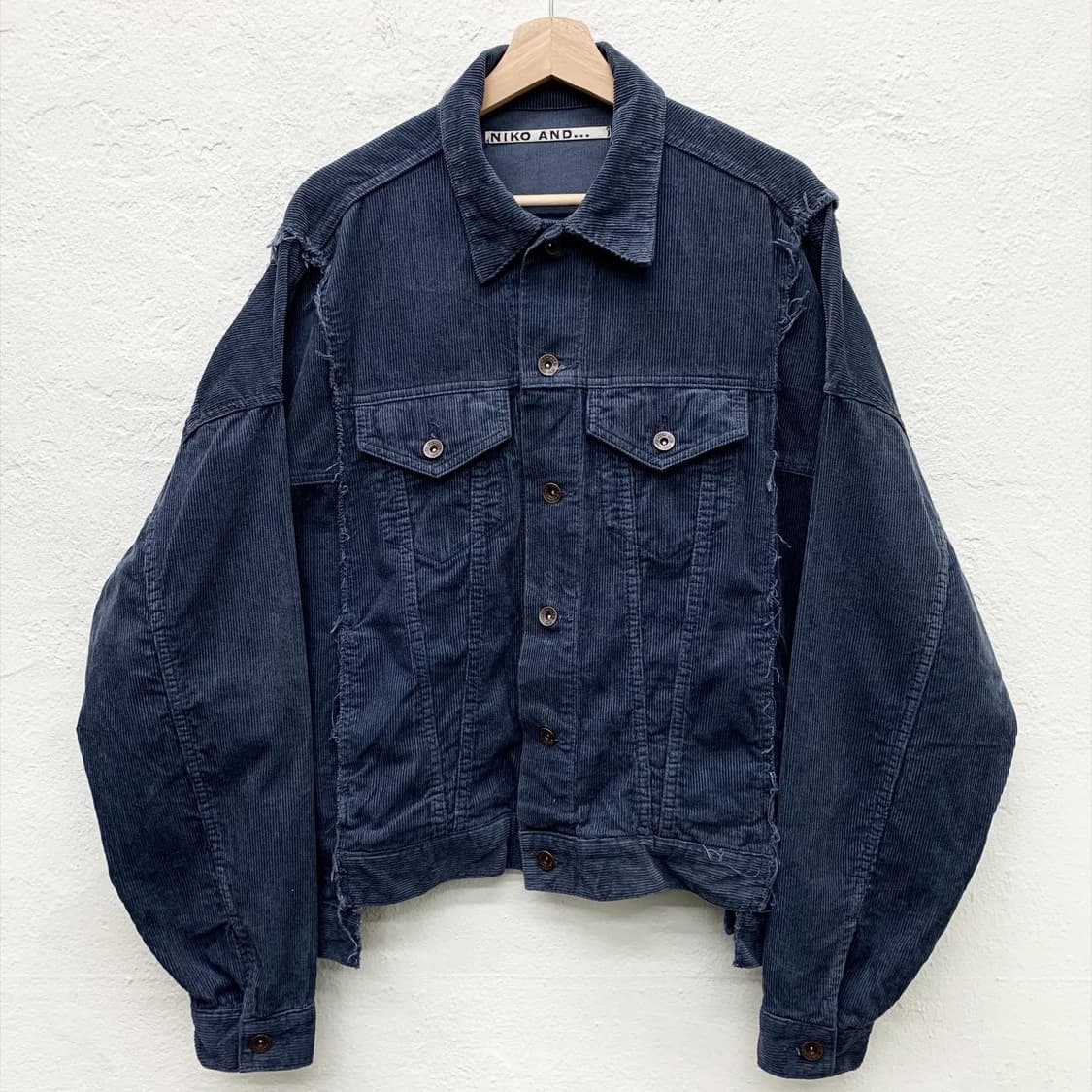 니코엔드 딥블루 절개 코듀로이 트러커 자켓 상품이미지2