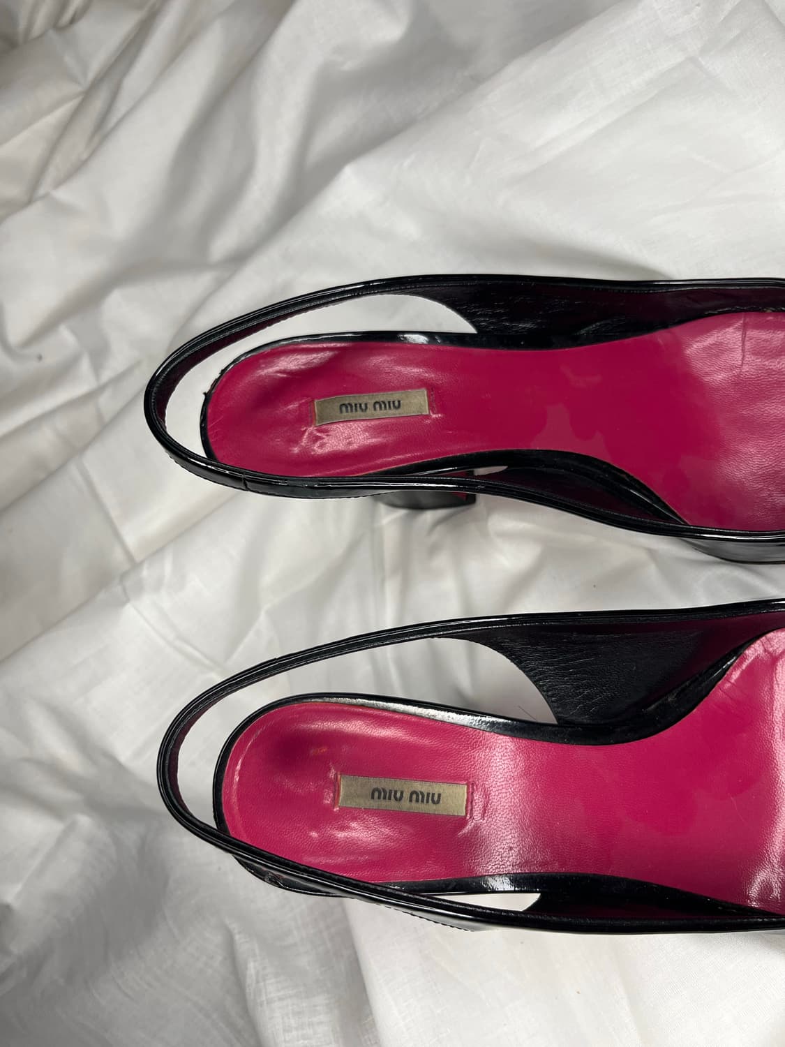 미우미우 페이턴트 레더 슬링백 힐 (블랙) 상품이미지4