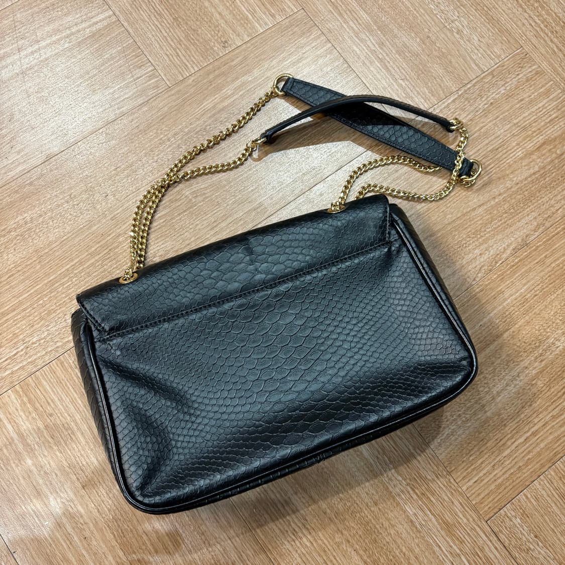 비비안웨스트우드 앵글로마니아 블랙 프릴리 스네이크 백 상품이미지4