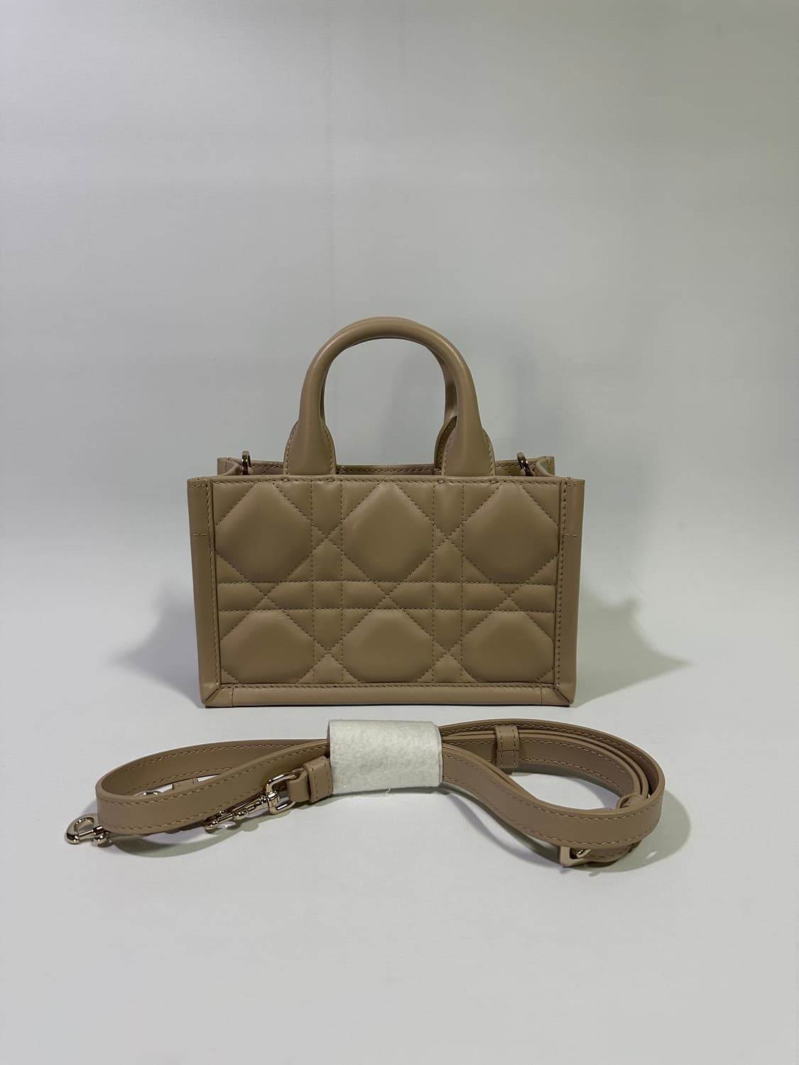 [새상품] 디올 북토트 까나쥬 미니백 파우더 베이지 상품이미지5