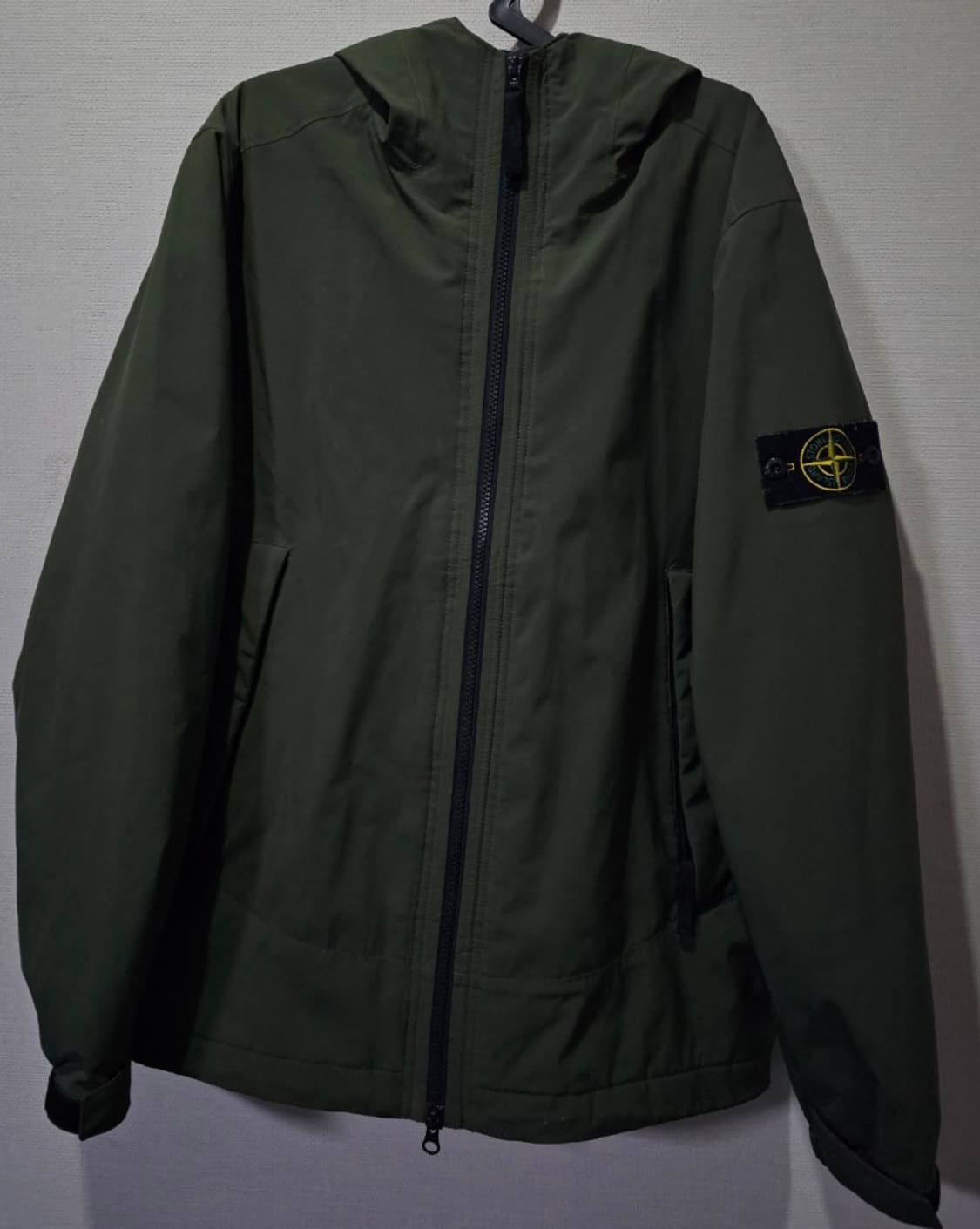 정품 20FW 스톤아일랜드 소프트쉘 카키 와펜 후드 자켓 100 / L 상품이미지1